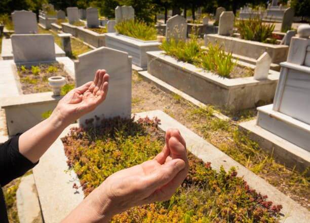 Biddende handen islamitische uitvaartzorg Al Furqaan Groningen